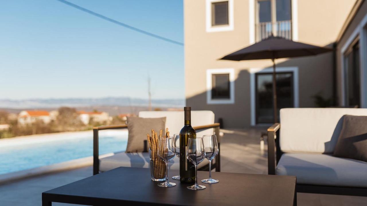 Villa & Jardin - Luxury Villa With Swimming Pool Vrh  Bagian luar foto